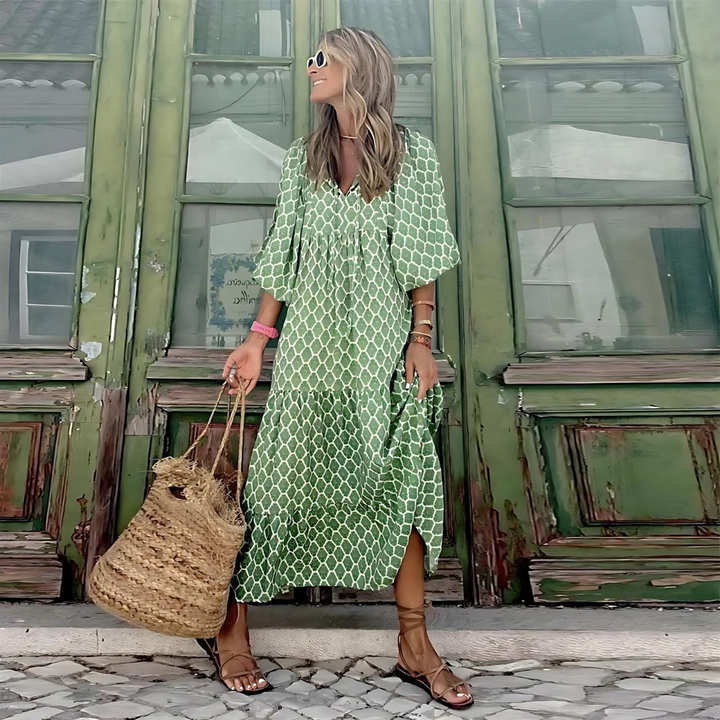 Fließendes Damen Maxikleid mit geometrischem Muster und lockerer Passform. Ideal als sommerliches Freizeitkleid.