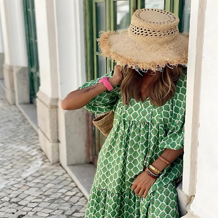 Details des Stoffes: Geometrisches Muster des sommerlichen Damen Maxikleids. Leichtes Material für Komfort.