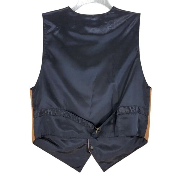 Rustikale Herren Trachtenweste für traditionelle Festlichkeiten. Männlicher Vintage-Look mit eleganter Note, ideal für Winter.
