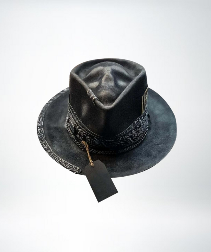 Unisex Totenkopf-Mütze, handgefertigt aus weichem Strick. Trendiges Herbst-Accessoire für Damen und Herren.