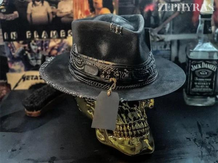 Handgefertigte Strickmütze mit auffälligem Totenkopf-Design. Bequemes Unisex-Accessoire für jeden Anlass.