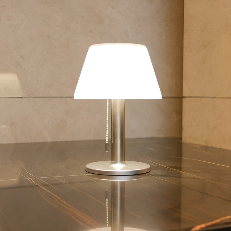 Stimmungsvolle Solar-Tischlampe für Außenbereiche. Energiesparende Gartenlampe, ideal für Terrasse & Balkon.