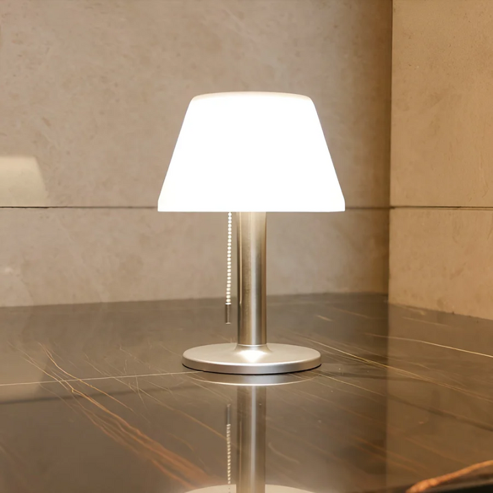 Stimmungsvolle Solar-Tischlampe für Außenbereiche. Energiesparende Gartenlampe, ideal für Terrasse & Balkon.