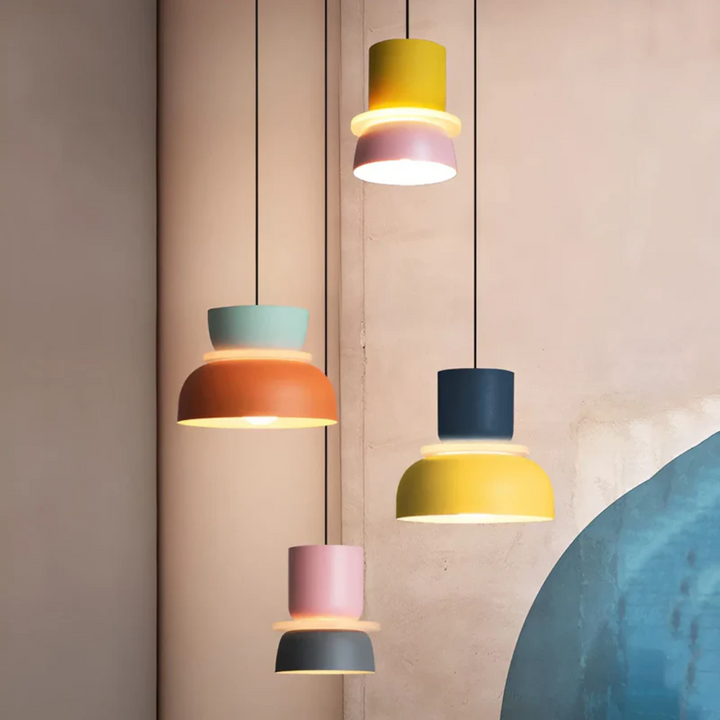Gruppe von bunten Macaron LED Pendelleuchten, moderne Hängelampen für den Esstisch.