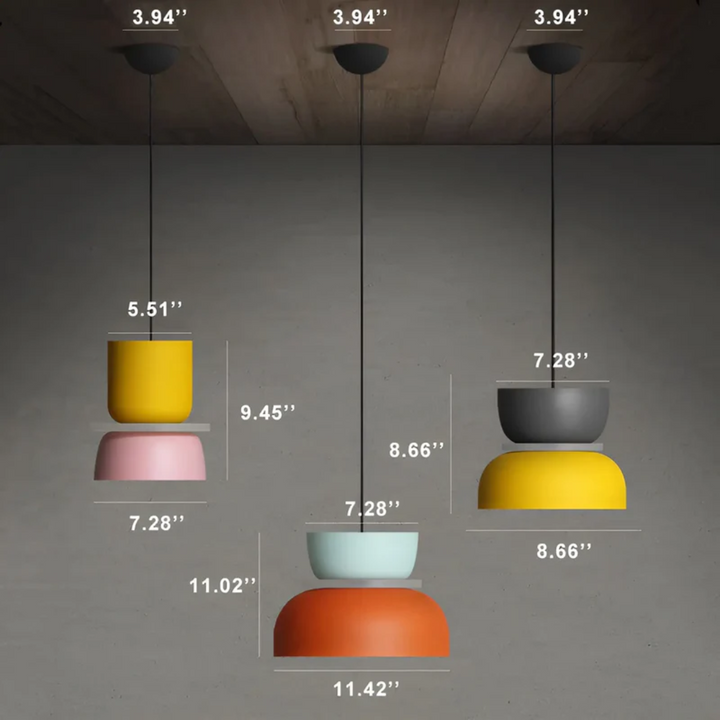 Bunte Macaron LED Pendelleuchte als Blickfang in modernem Wohnambiente.