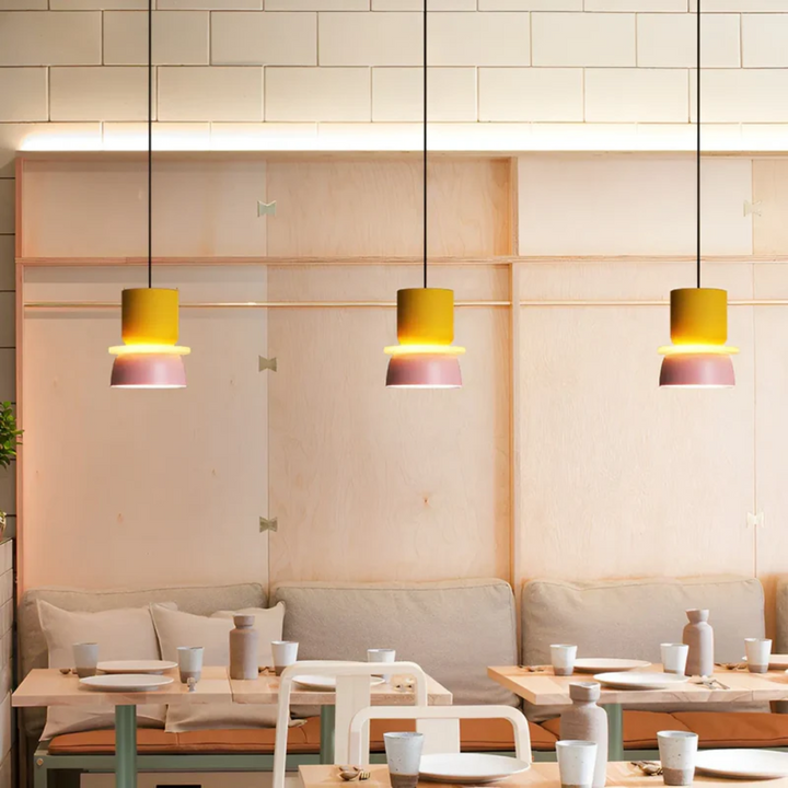 Leuchtende gelbe Macaron LED Pendelleuchte, moderne Hängelampe für helles Wohnzimmerlicht.
