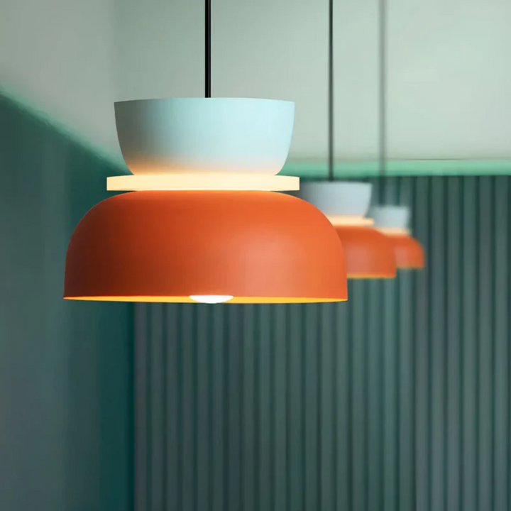 Fröhliche rosa Macaron LED Pendelleuchte, moderne Deckenlampe für stilvolle Esszimmerbeleuchtung.