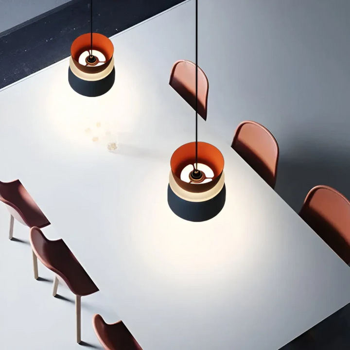 Glänzende bunte Macaron LED Pendelleuchte, moderne Deckenlampe für stilvolle Schlafzimmer.