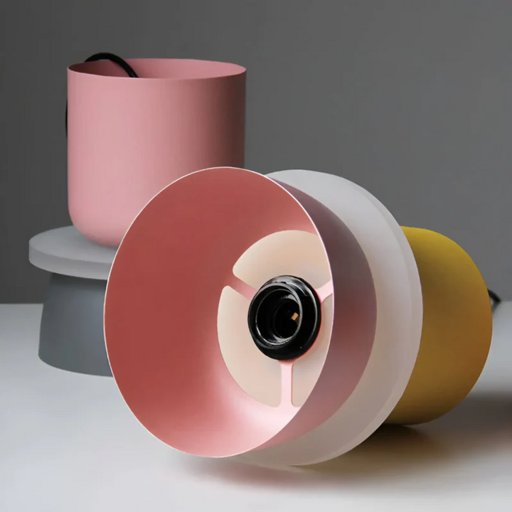 Detailansicht der modernen Macaron LED Pendelleuchte, farbige Deckenlampe für stilvolles Wohnzimmer.