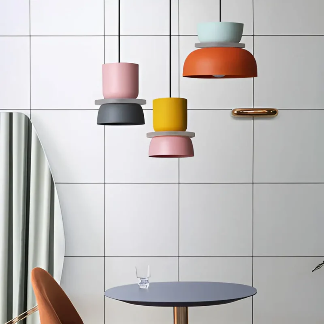 Nahaufnahme der bunten Macaron LED Pendelleuchte, farbige moderne Deckenlampe.