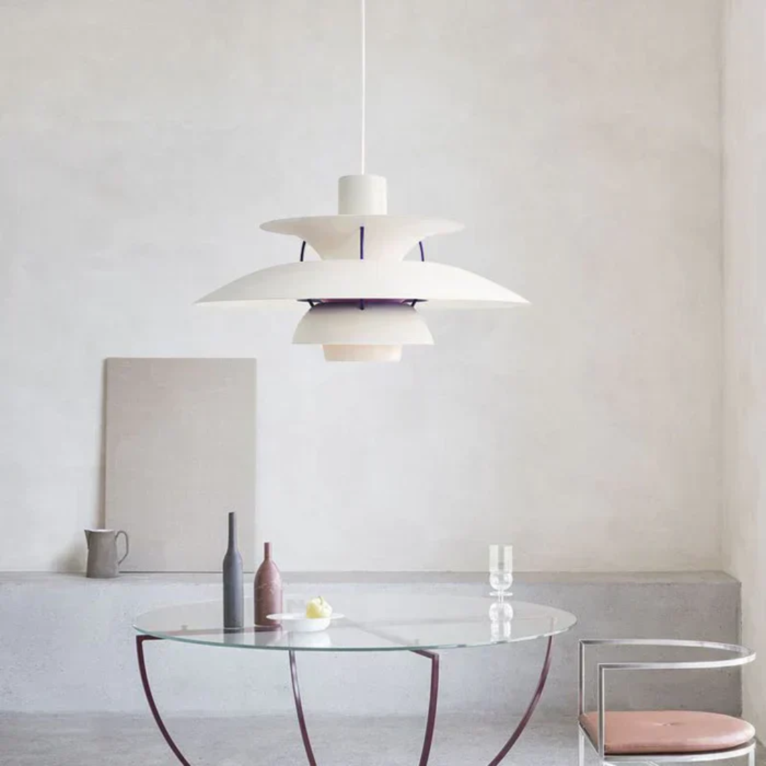 Lebendige LED Hängelampe, bunt, für ein einladendes und modernes Schlafzimmer.