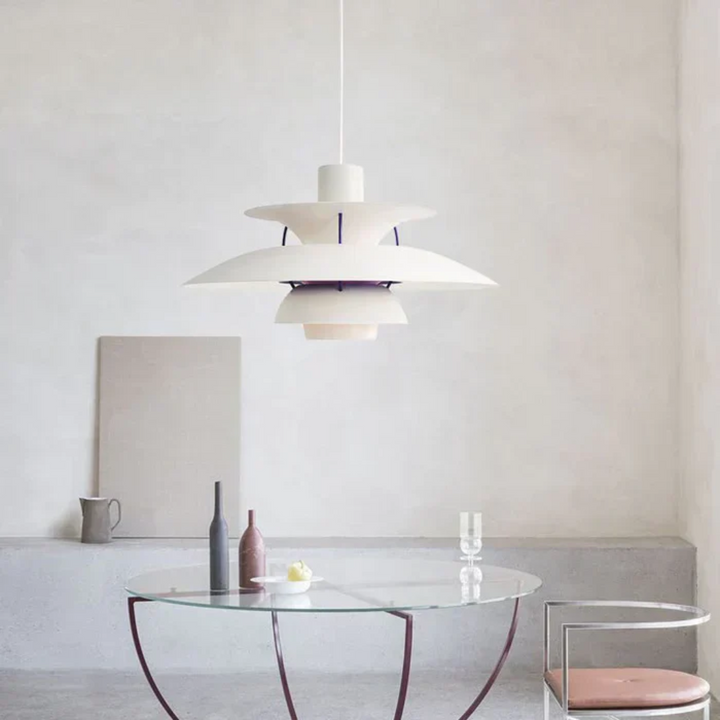 Lebendige LED Hängelampe, bunt, für ein einladendes und modernes Schlafzimmer.