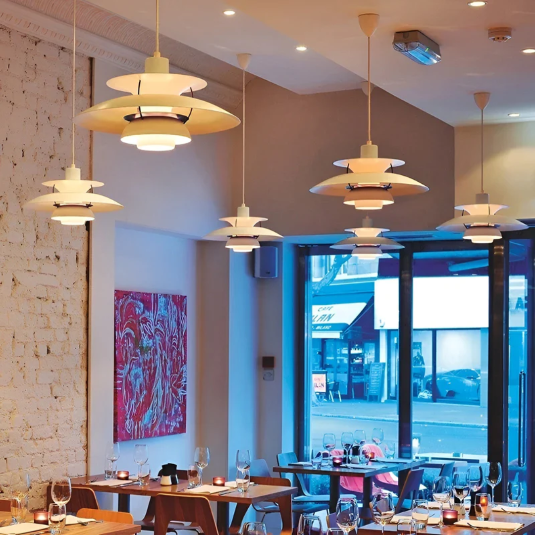 Moderne bunte LED Pendelleuchte, energieeffizient, ein Blickfang im Wohnzimmer.