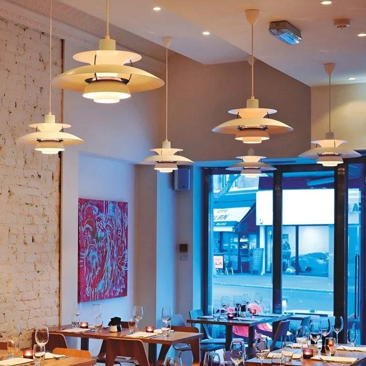 Moderne bunte LED Pendelleuchte, energieeffizient, ein Blickfang im Wohnzimmer.