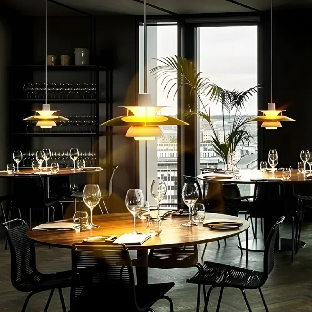 Energieeffiziente LED Pendellampe, bunt, ideal für Schlafzimmer und Esszimmer.