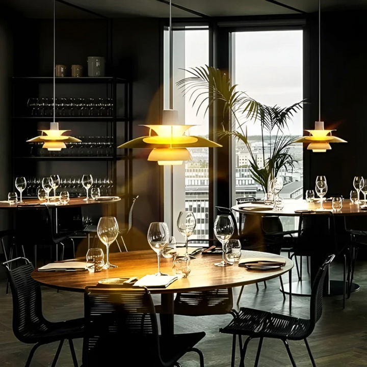 Energieeffiziente LED Pendellampe, bunt, ideal für Schlafzimmer und Esszimmer.