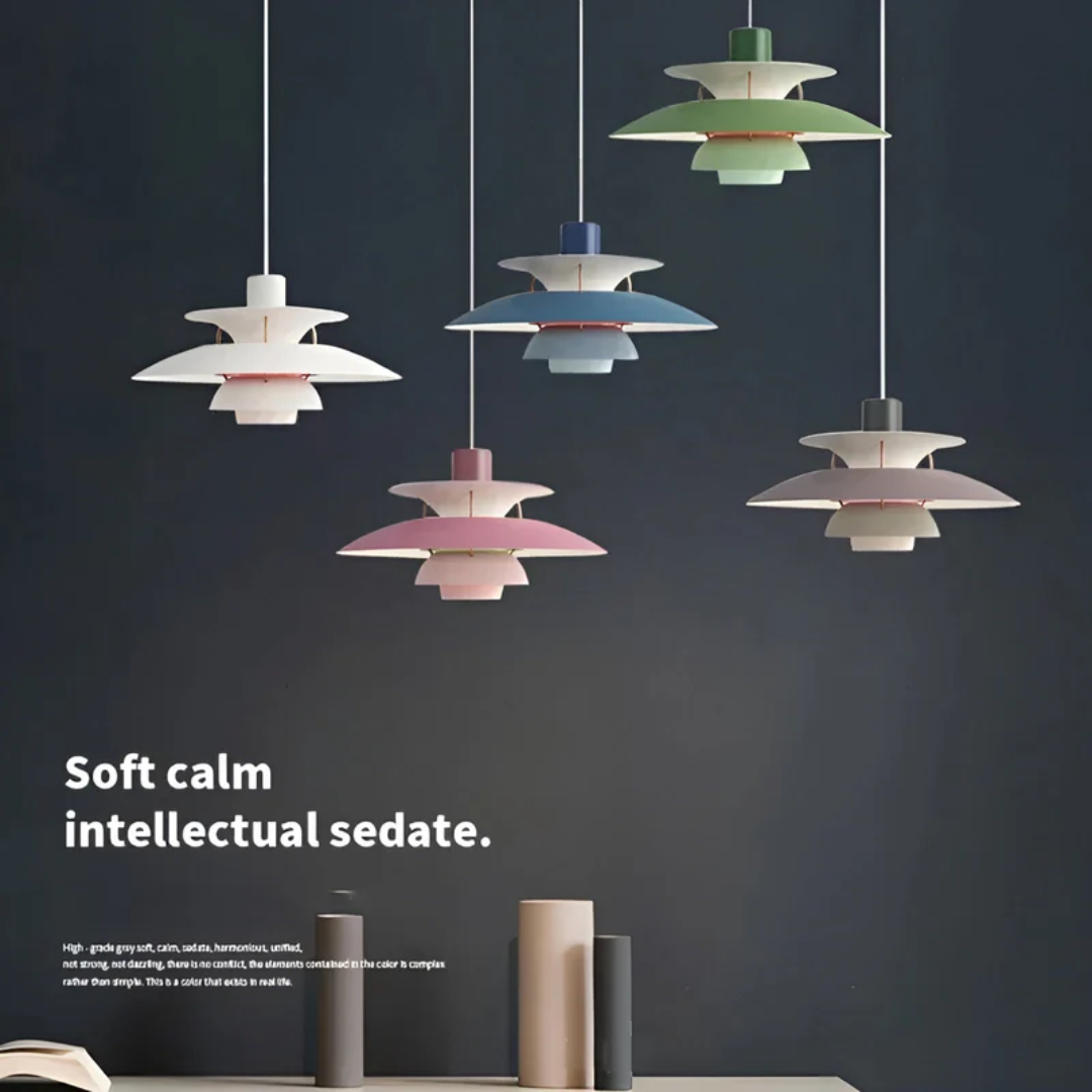 Farbenfrohe LED Hängelampe, dekoratives Design für moderne Wohnräume.
