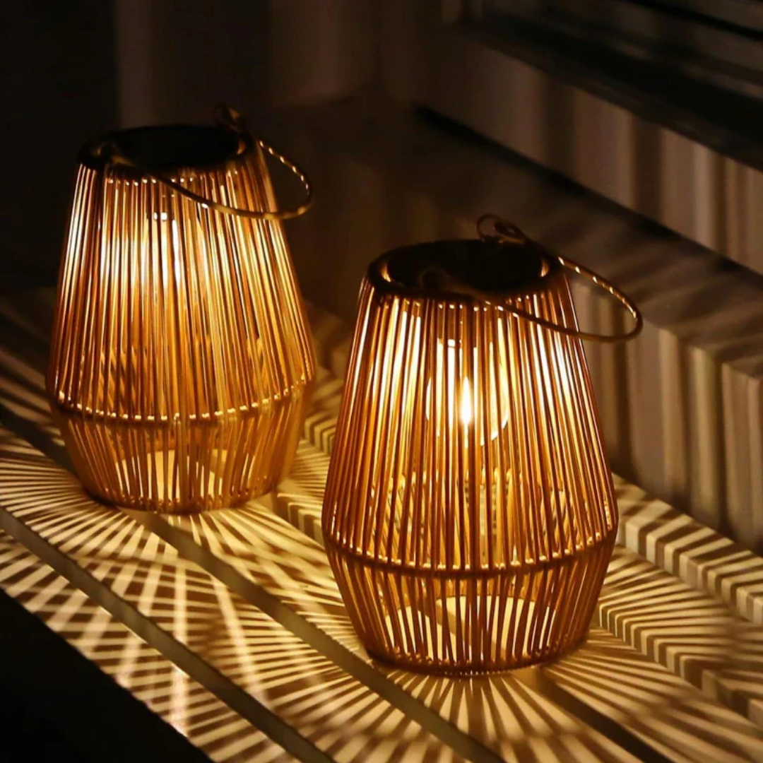Elegante handgefertigte Solar-Laterne mit LED-Licht, wetterfest, schafft gemütliche Atmosphäre im Garten.