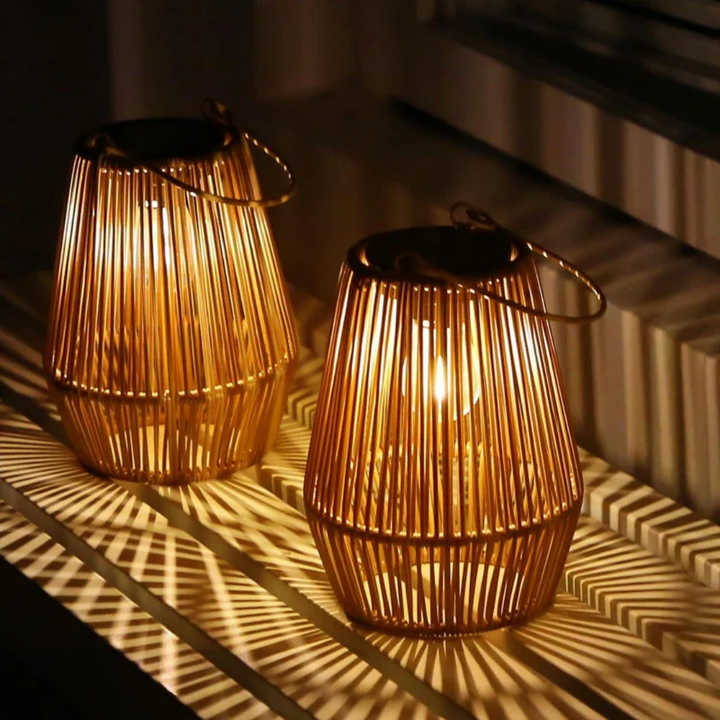 Elegante handgefertigte Solar-Laterne mit LED-Licht, wetterfest, schafft gemütliche Atmosphäre im Garten.