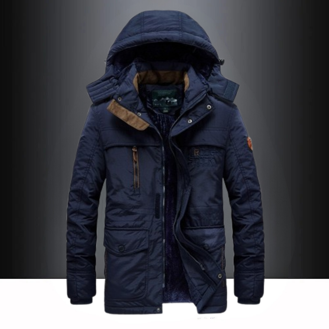 Dunkler Herren Winter Parka mit Kapuze und warmem Futter, lässig getragen, zeigt die stilvolle Outdoor Jacke.