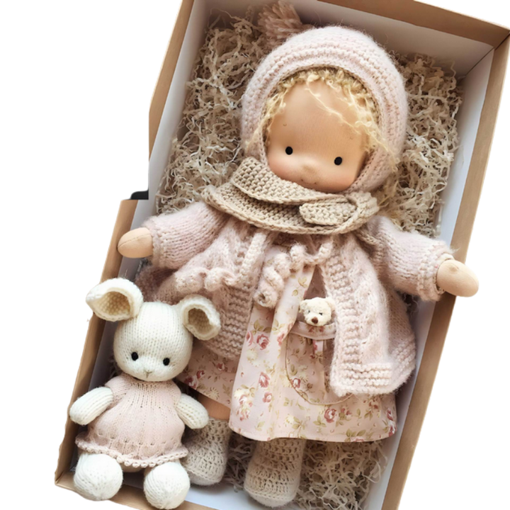 Nahaufnahme des Gesichts der weichen, handgemachten Waldorfpuppe. Stoffpuppe für Kinder mit liebevoll gestickten Details.