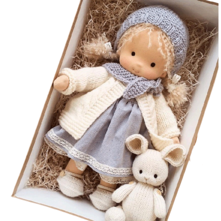 Ganze Ansicht der einzigartigen Waldorfpuppe. Handgemachtes Spielzeug aus Naturmaterialien, perfekte Kuschelpuppe für Kinder.