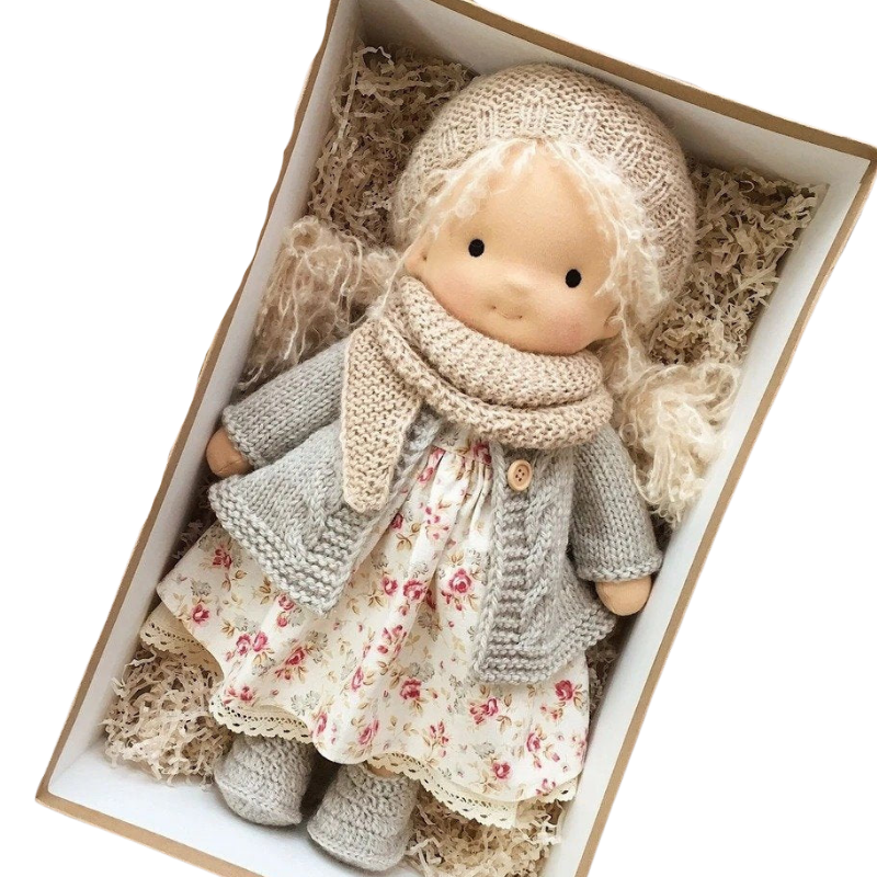 Detail der hochwertigen Naturmaterialien dieser handgemachten Waldorfpuppe. Weiche Stoffpuppe, einzigartiges Kindergeschenk.