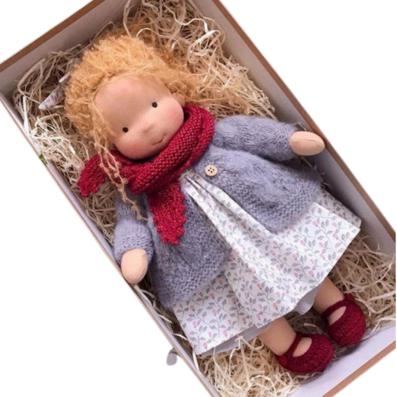 Weiche, handgemachte Waldorfpuppe, sitzend. Stoffpuppe aus Naturmaterialien, einzigartiges & liebevolles Spielzeug für Kinder.
