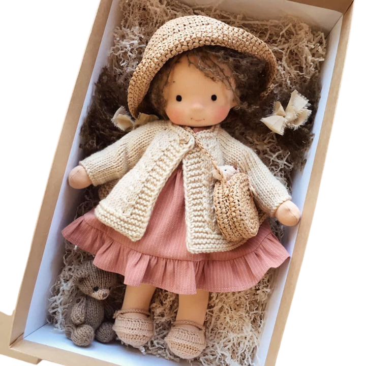 Diese handgemachte Waldorfpuppe fördert Fantasie. Weiches Spielzeug aus Naturmaterialien, pädagogisch wertvoll für Kinder.