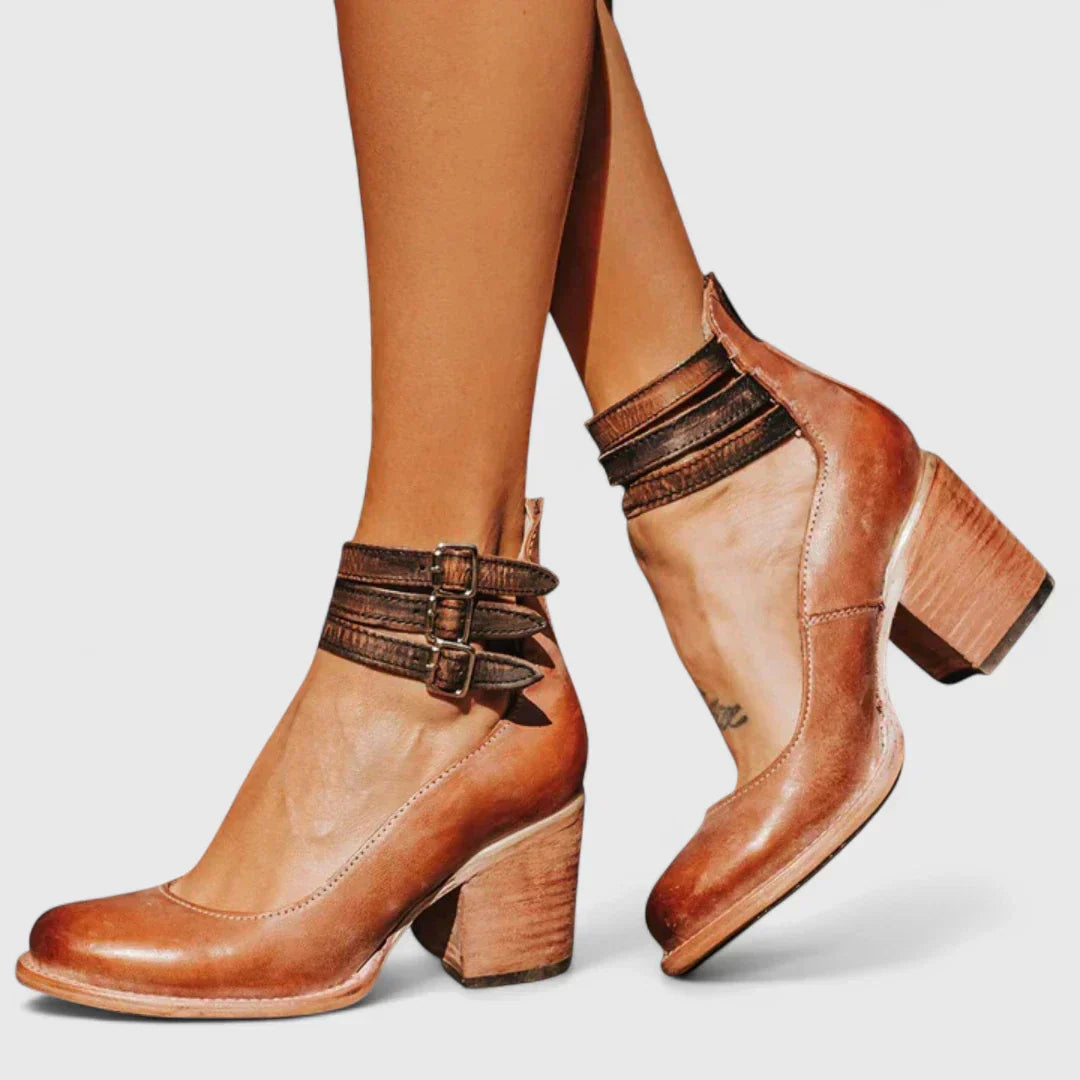 Detaillierte Ansicht der eleganten Damen Pumps mit Blockabsatz und glatter Oberfläche.
