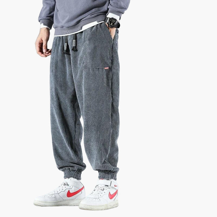 Locker geschnittene Herren Streetwear Hose, ideal für Komfort und trendige Alltags-Outfits. Vielseitige Herrenmode.