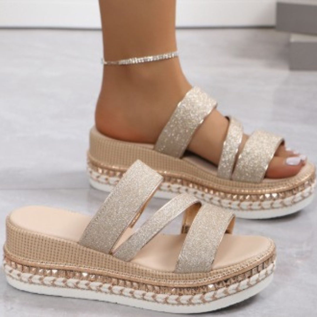 Elegante champagnerfarbene Frühlingssandalen für Damen mit Glitzer und orthopädischer Unterstützung, atmungsaktiv & bequem.