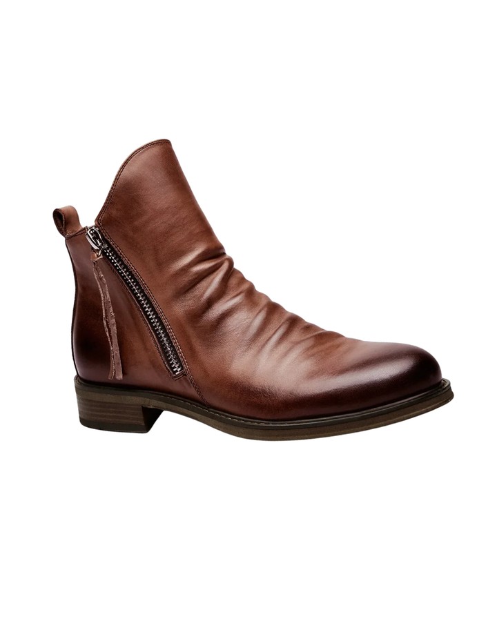 Klassische Herren Chelsea Boots im Seitenprofil; modische Schlupfstiefel mit typischem Gummizug.