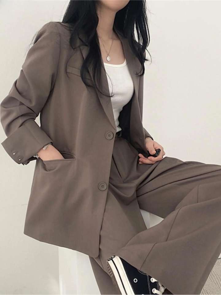 Nahaufnahme des Blazers vom Damen Herbst-Zweiteiler, zeigt Kragen und Material für formelle Kleidung.