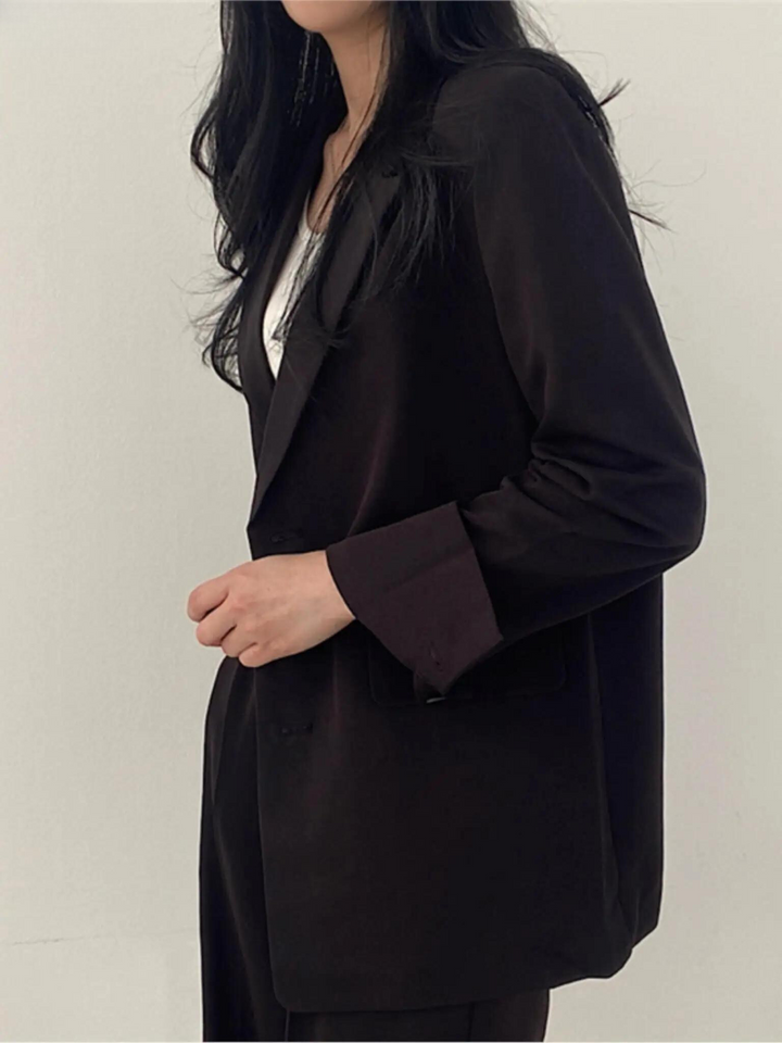 Modischer Damen Business-Anzug, Zweiteiler mit figurbetontem Blazer und eleganter Hose. Perfekt für Herbst.