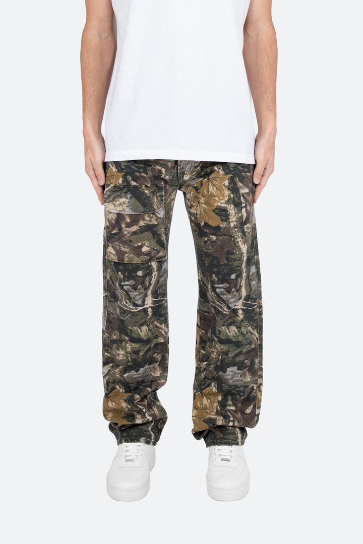 Stylische Herren Camo Baggy Jeans. Vintage Camouflage Denim mit weitem Schnitt für Streetwear-Outfits.