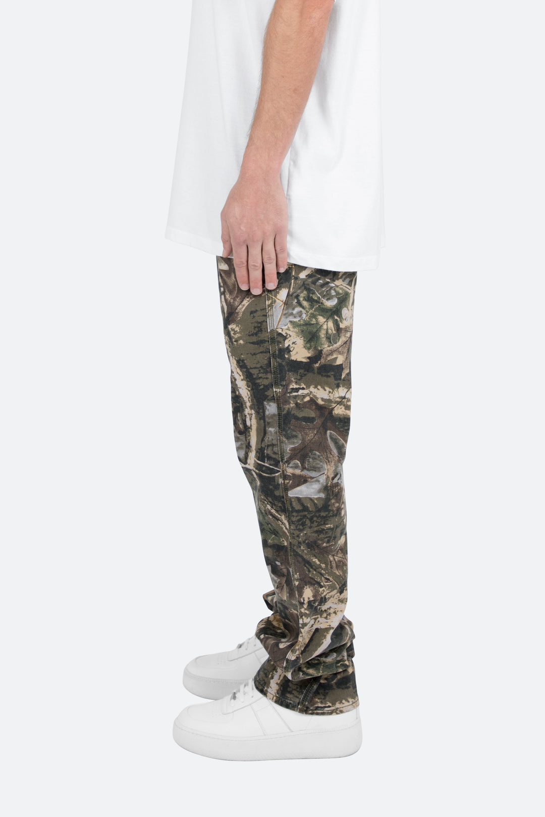 Robuste Herren Baggy Jeans aus Denim mit entspanntem Schnitt und markantem Vintage Camo Muster. Freizeithose.