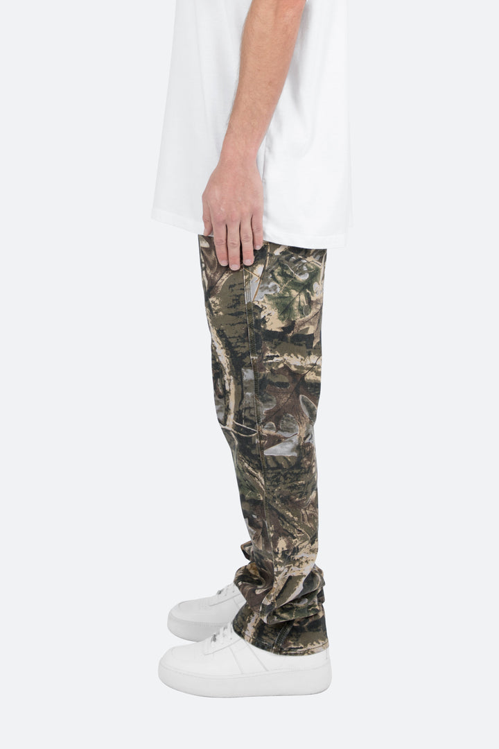Robuste Herren Baggy Jeans aus Denim mit entspanntem Schnitt und markantem Vintage Camo Muster. Freizeithose.