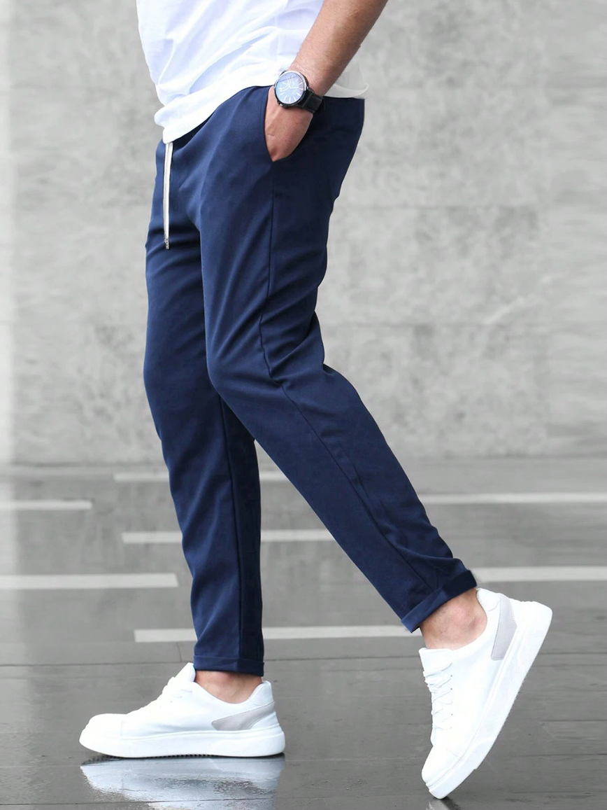 Bequeme und elegante Herren Slim-Fit Freizeithose mit Kordelzug, perfekt für Freizeit und Alltag.