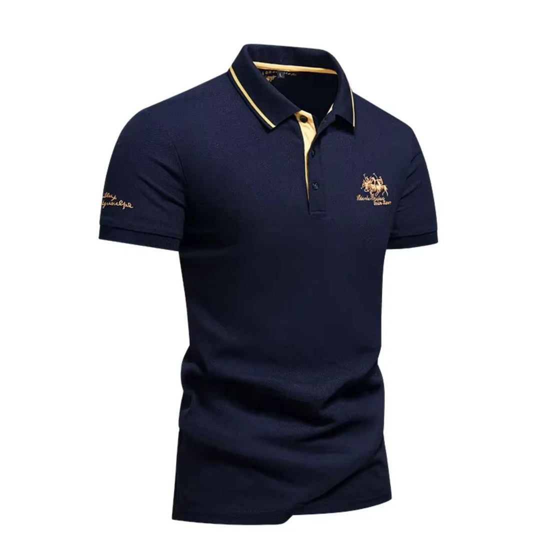 Gefaltetes Herren Luxus Polohemd, symbolisiert Qualität und Komfort. Klassisches Design für den anspruchsvollen Herrn.