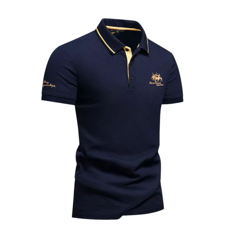 Gefaltetes Herren Luxus Polohemd, symbolisiert Qualität und Komfort. Klassisches Design für den anspruchsvollen Herrn.