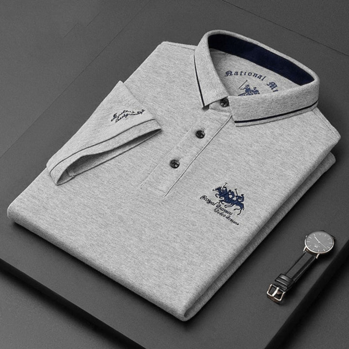 Eleganter Kragen und Knöpfe des Herren Luxus Poloshirts. Hochwertige Details für einen stilvollen und gepflegten Auftritt.