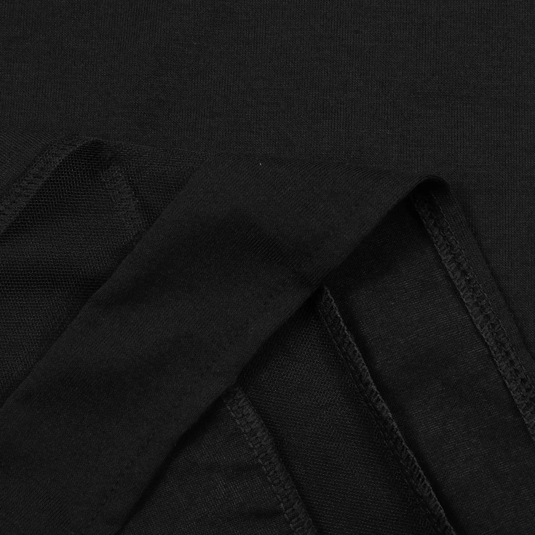 Schwarzes Sommerkleid für Damen mit elegantem V-Ausschnitt, kurzen Ärmeln und Wellenkante; stilvoll und komfortabel.