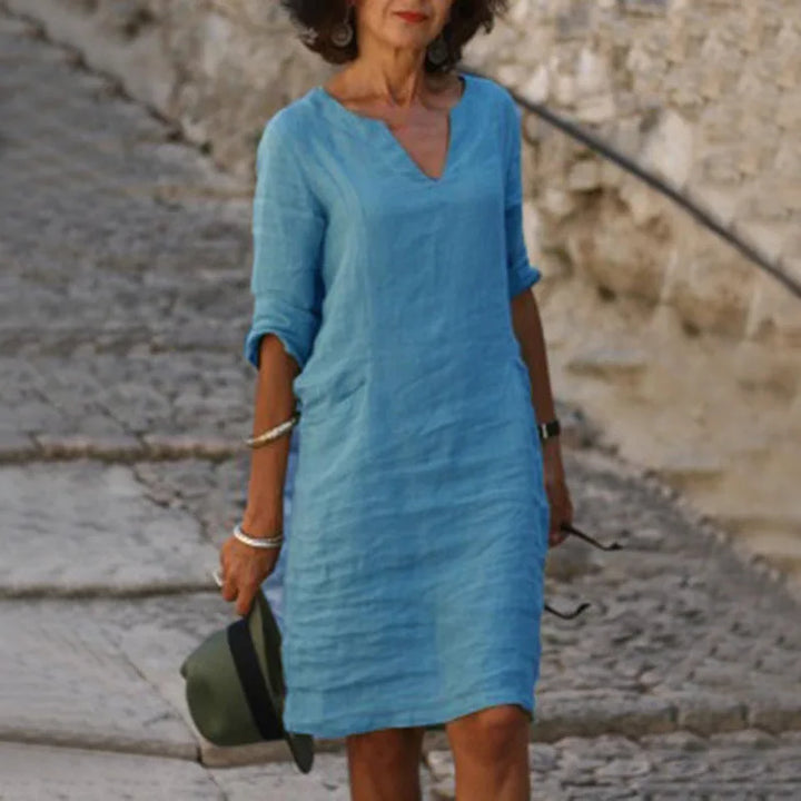 Stilvolles Damen Sommerkleid mit V-Ausschnitt und Dreiviertelarm. Ein luftiges Midi-Kleid für viele Anlässe.