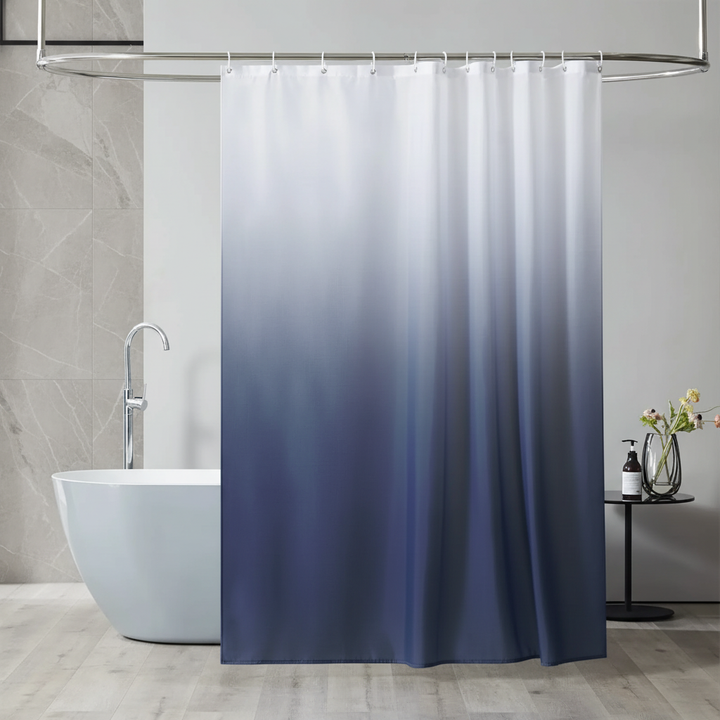 Verdickter AquaVeil Duschvorhang aus Polyester mit modernem Farbverlauf, wasserdicht & pflegeleicht fürs Bad.