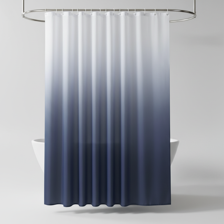 Blick in ein Badezimmer mit dem modernen, wasserdichten Duschvorhang aus verdicktem Polyester mit sanftem Farbverlauf.
