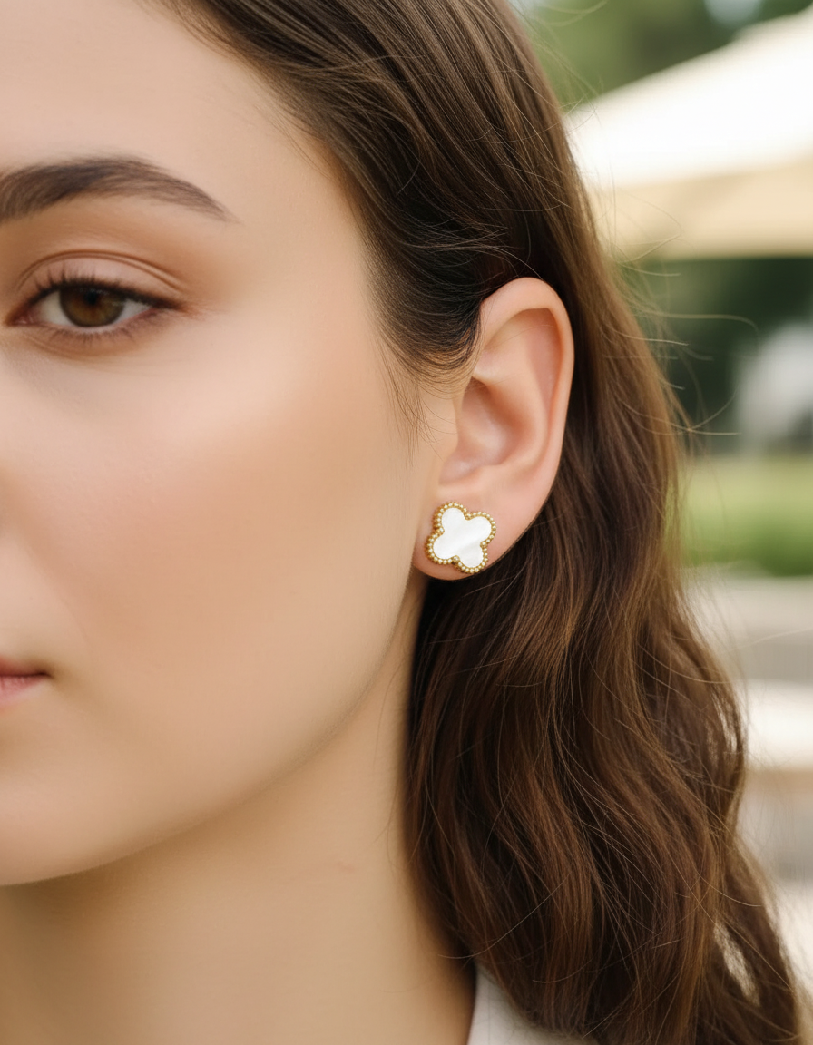 Elegante Damen-Ohrstecker: vergoldet, mit weißen Perlen und zartem Kleeblatt-Design, ideal für besondere Anlässe.