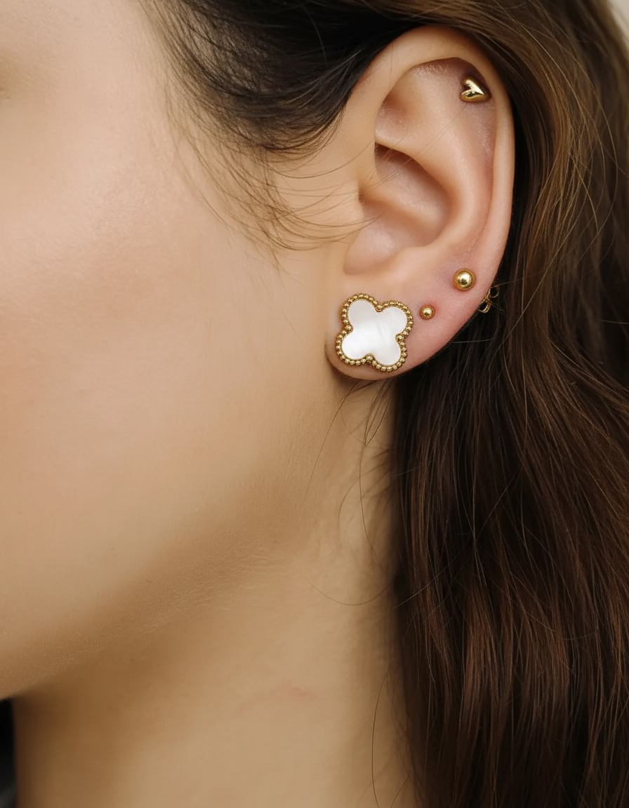 Hochwertige vergoldete Edelstahl-Ohrstecker für Damen, mit glänzender Perle und filigranem Kleeblatt-Motiv.