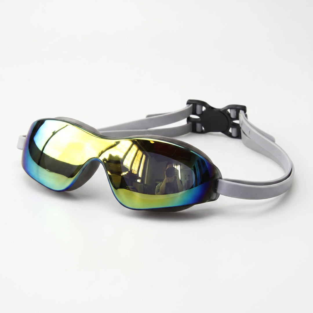 Stylische verspiegelte Schwimmbrille für Erwachsene. Bietet Antifog-Schutz und klare Sicht beim Schwimmen.