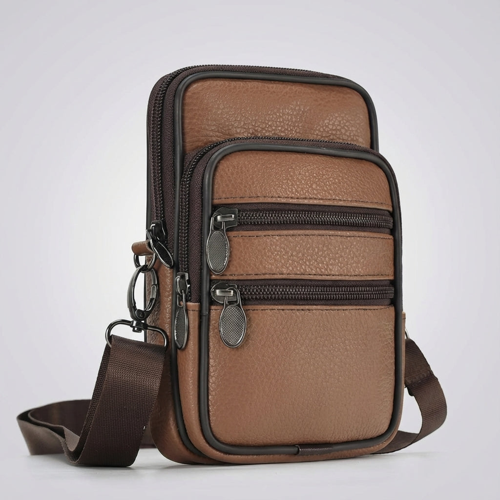 Mann trägt LeatherLuxe Leder Crossbody Umhängetasche. Verstellbare Echtleder Herren- & Damentasche als Reisebegleiter.